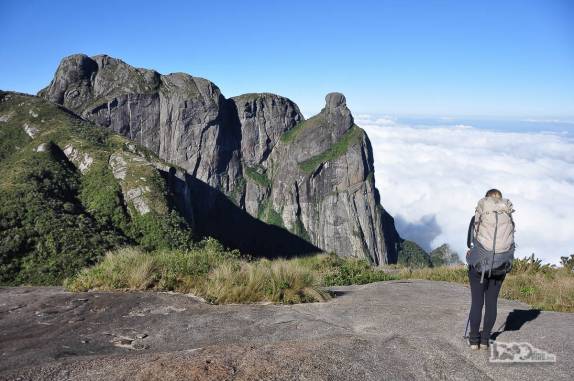 No alto do Morro do Dinossauro e de frente ao Vale das Antas, admirando o Garrafão e a Pedra do Sino, no Parque Nacional da Serra dos Órgãos, no Rio de Janeiro